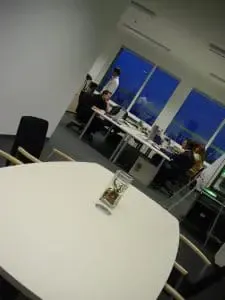 Das erste Büro von Smarter Business Solutions: Großraumbüro mit Fensterfront über der Wiener Tangente