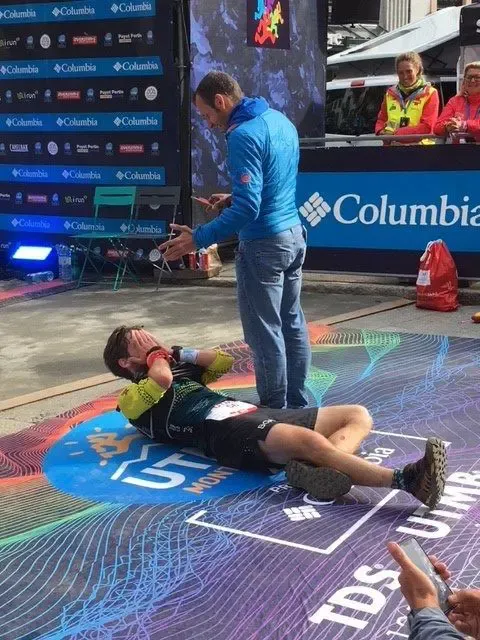 Florian Grasel beim Zieleinlauf des UTMB 2018 – alles herausgepresst