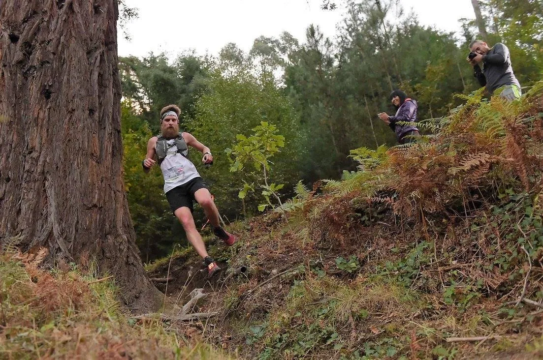 Auf einem schmalen Trail zwischen Bäumen und Farnen bergab bei der WM 2016