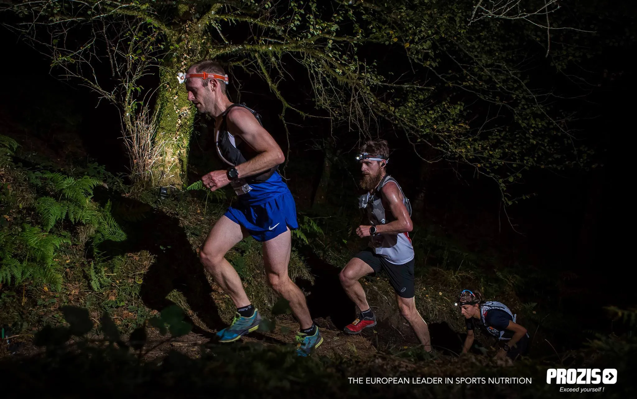 Mit Stirnlampe im dunklen Wald bei der Trail-Weltmeisterschaft 2016
