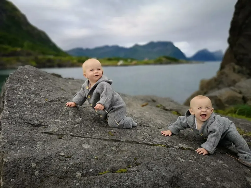 Zwillinge Anton und Anna im Walkanzug im Urlaub in Norwegen