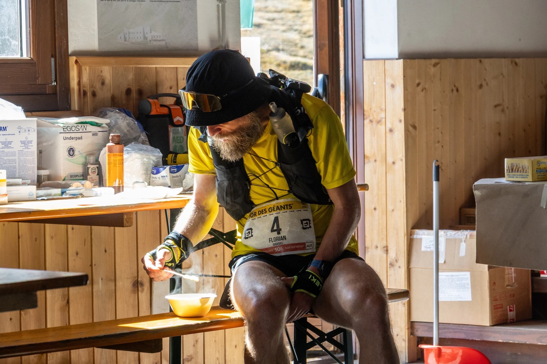 Suppenessen bei einer Verpflegungsstation