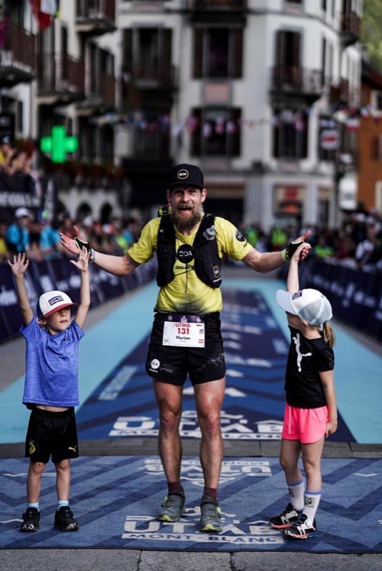 Florian Grasel mit seinen Kindern im Ziel - #lifeworktrailbalance